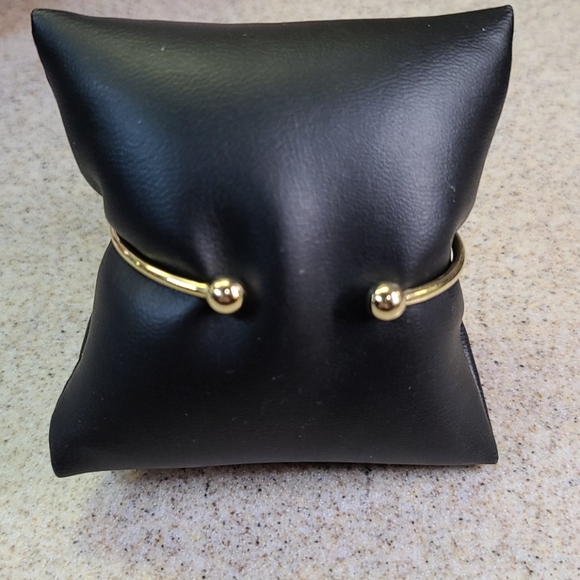 Bracelet gold tone with two beads. - Picture 1 of 7